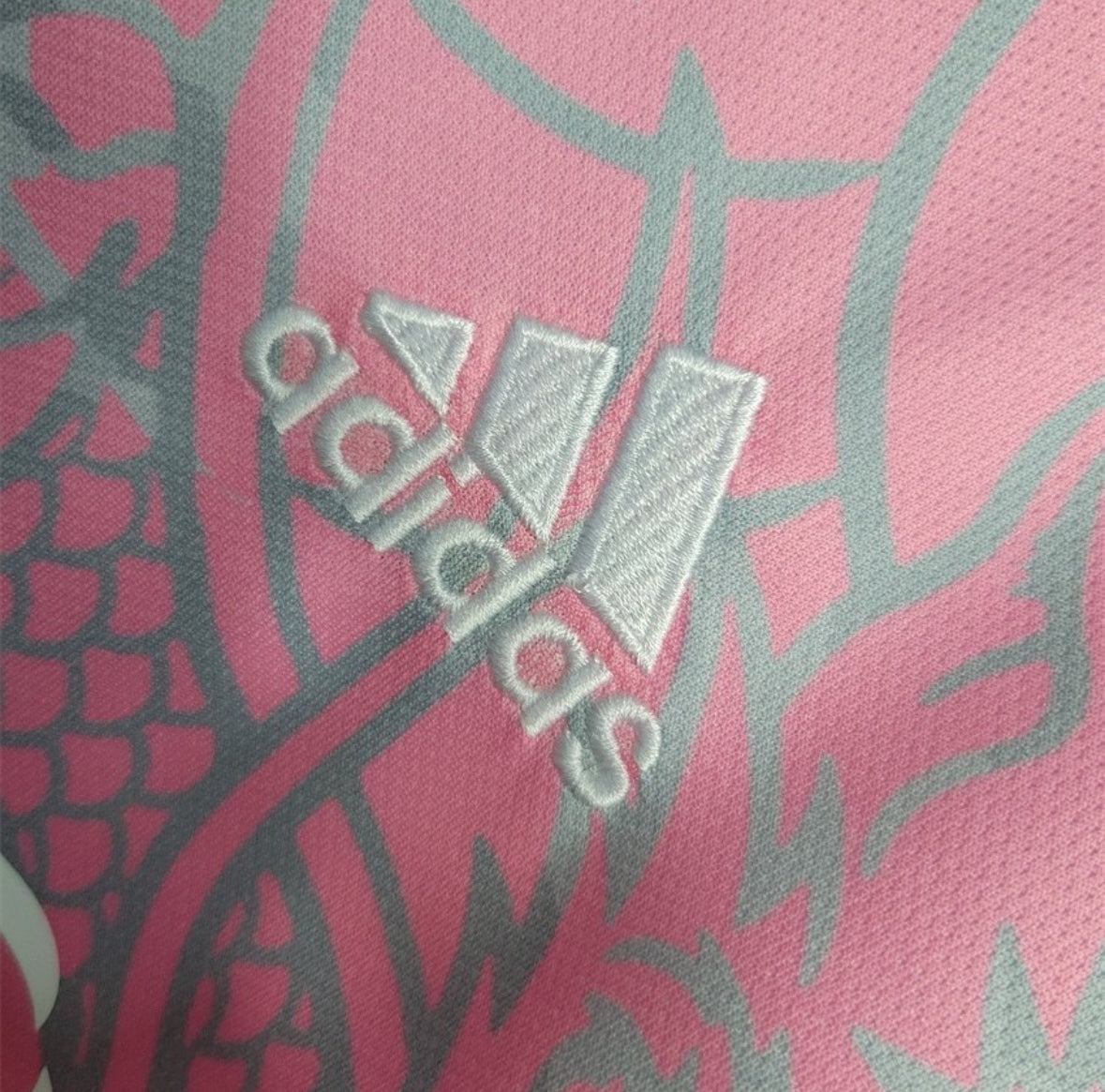 Real Madrid "Dragón Rosa" Special Kit