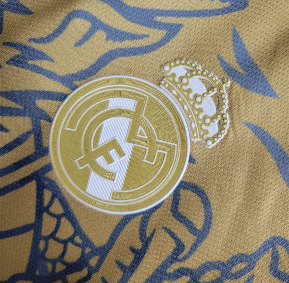 Real Madrid "Dragón Dorado" Special Kit